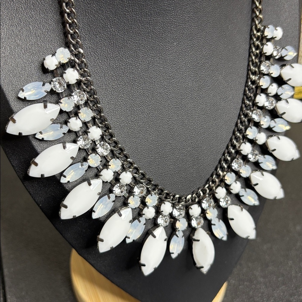 Elegant Gunmetal Silver White Clear Rhinestone Bib Statement Necklace - Picture 2 of 7